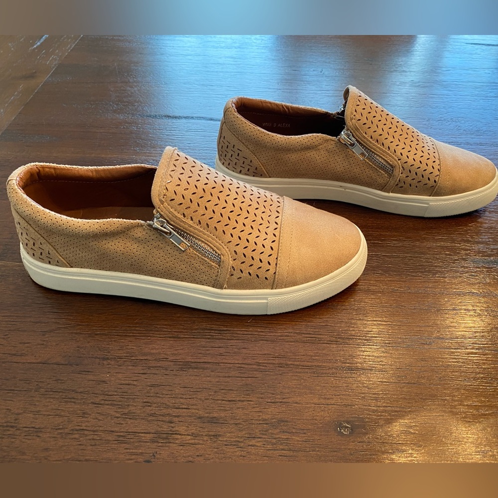 Woman’s size 9 casual shoe, like new!